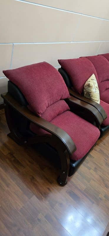 5-Seater Seesham Wood Sofa – Excellent Condition! 4