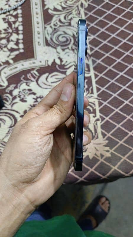 I am sealing my phone Iphone 12pro max 4