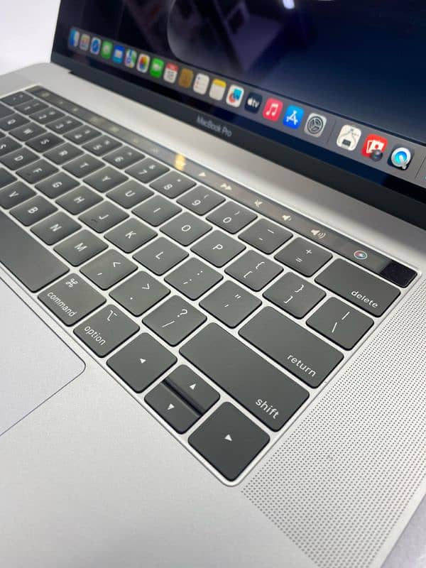 MACBOOK PRO (2018) 2