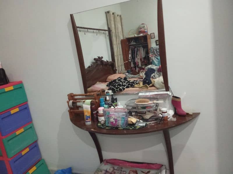 mirror with dressing 0