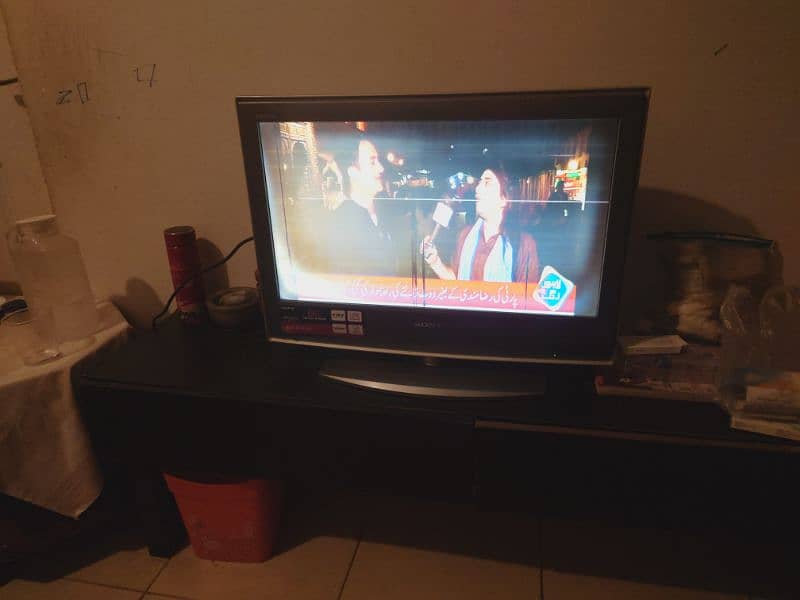 Sony Bravia lcd,  older model, slight lines on screen, urgent sell 7