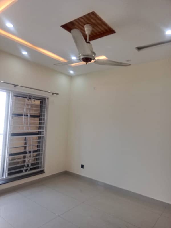 FACING PARK HOT LOCATION 10 MARLA UPPER PORTION AVAILABLE FOR RENT IN LDA AVENUE - BLOCK J 80 FEET WIDE ROAD 2