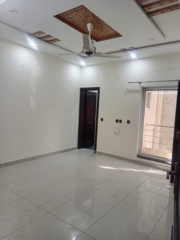 FACING PARK HOT LOCATION 10 MARLA UPPER PORTION AVAILABLE FOR RENT IN LDA AVENUE - BLOCK J 80 FEET WIDE ROAD 4