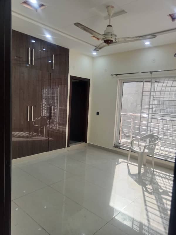 FACING PARK HOT LOCATION 10 MARLA UPPER PORTION AVAILABLE FOR RENT IN LDA AVENUE - BLOCK J 80 FEET WIDE ROAD 5