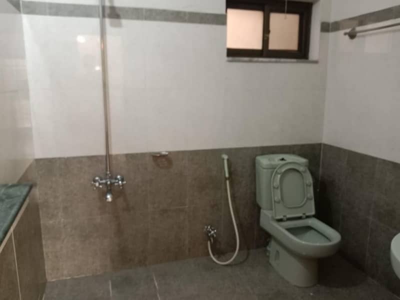 1 kanal Upper Portion Available In Abdalian Society Near By UCP University And Shoukat Khanam 11