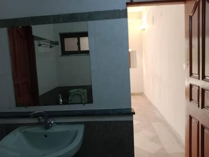 1 kanal Upper Portion Available In Abdalian Society Near By UCP University And Shoukat Khanam 12