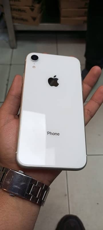 I phone XR 64 GB 5