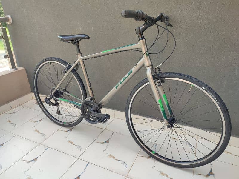 9/10 condition Branded Fuji absolute 2.3 premium Hybrid bike 0