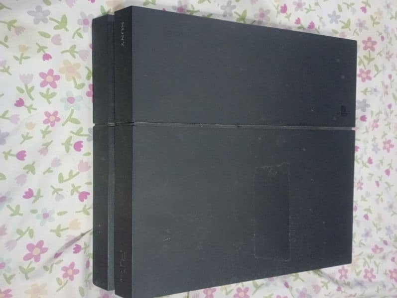 PS4 fat 1TB 10/10 condition 4