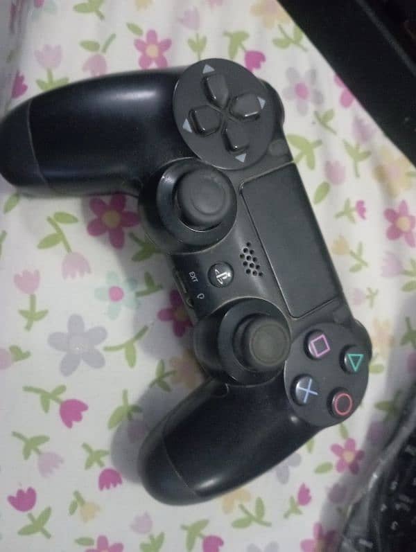 PS4 fat 1TB 10/10 condition 8