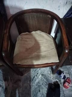 2 chairs  Kali Tali ki chairs hain