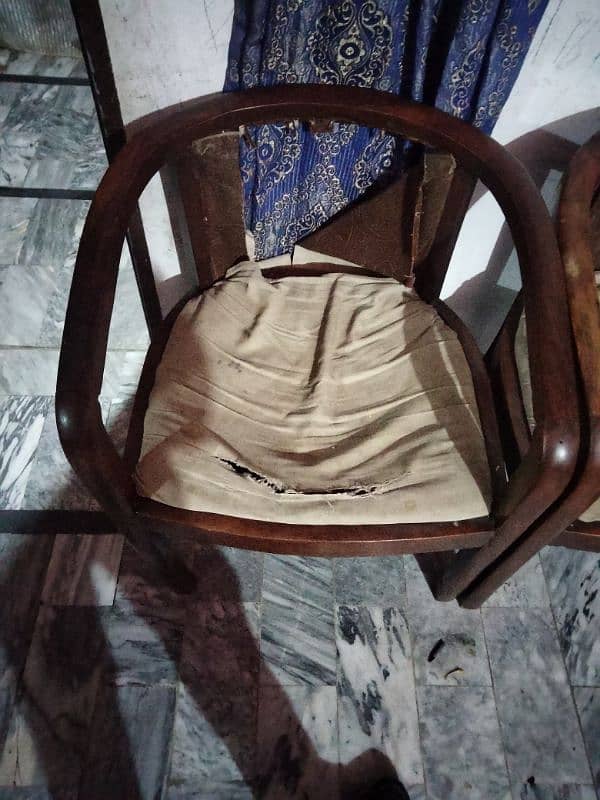 2 chairs  Kali Tali ki chairs hain 1