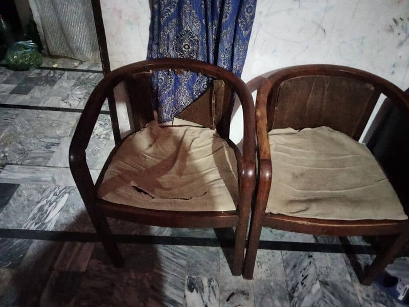 2 chairs  Kali Tali ki chairs hain 2