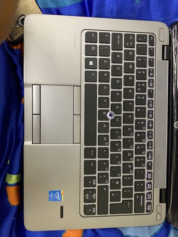 HP elitebook 820 7