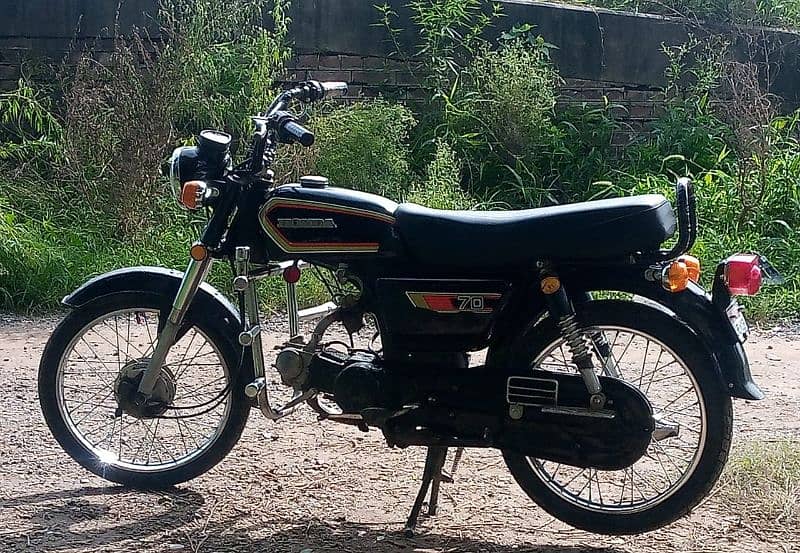 Honda 1982 Antique Lush peice 60+ average  of petrol 4