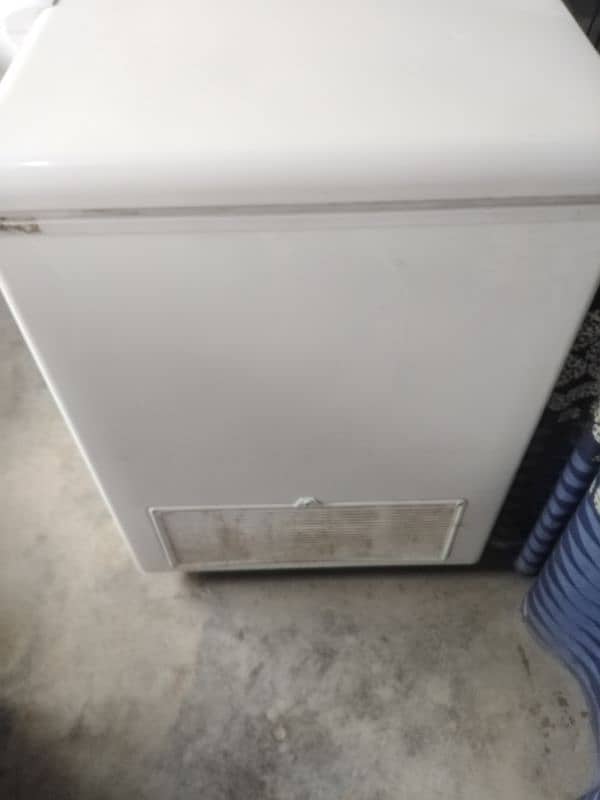 good condition and no problem in it and working freezer 3