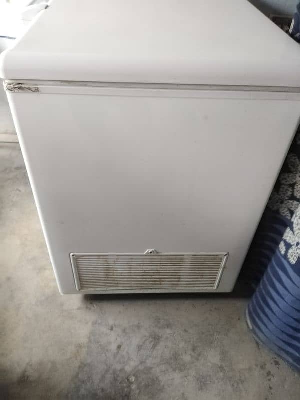 good condition and no problem in it and working freezer 6