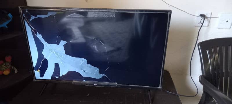 TCL 32D310 32 inch damage panel 0