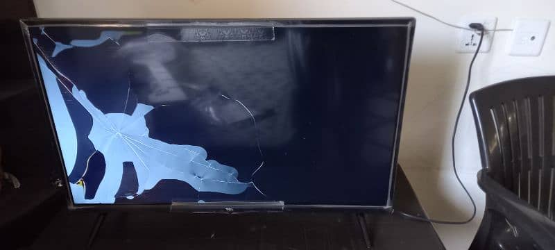 TCL 32D310 32 inch damage panel 6