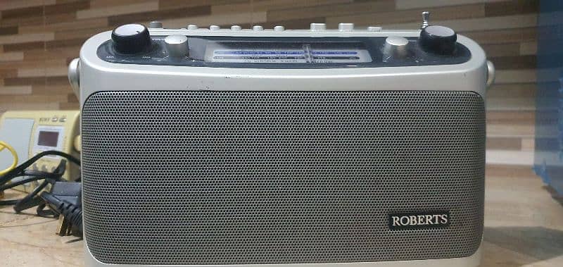 Vintage Robert Classic Radio England Brand 6