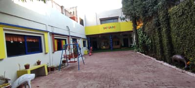 School Building 30 marla Main Kachehri Up for Rent