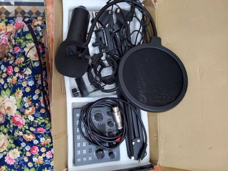 bm800 condenser microphone black color bilkul new he Thora SA use he 0