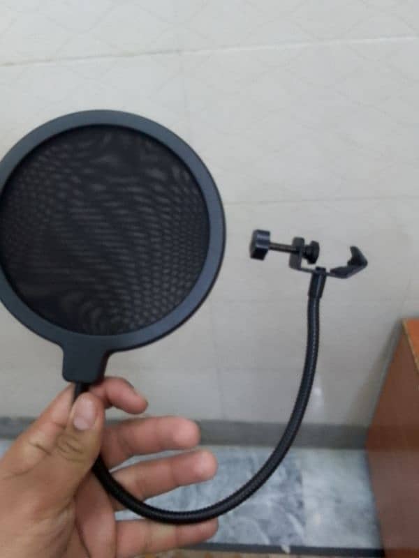 bm800 condenser microphone black color bilkul new he Thora SA use he 4