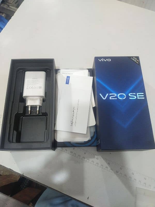 vivo v20se 8/128gb with box charger 0