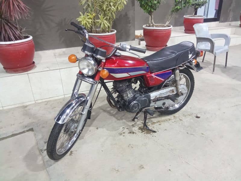 I'm selling my bike Honda 125 totally genuine condition 1