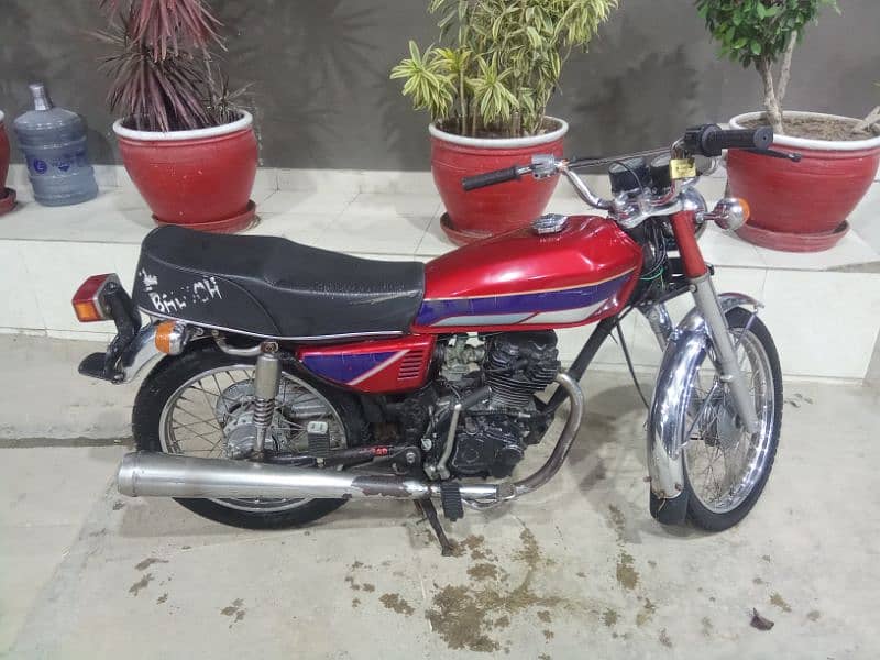 I'm selling my bike Honda 125 totally genuine condition 3