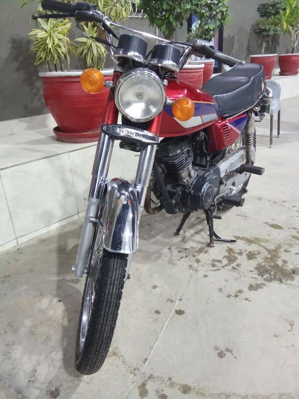 I'm selling my bike Honda 125 totally genuine condition 4