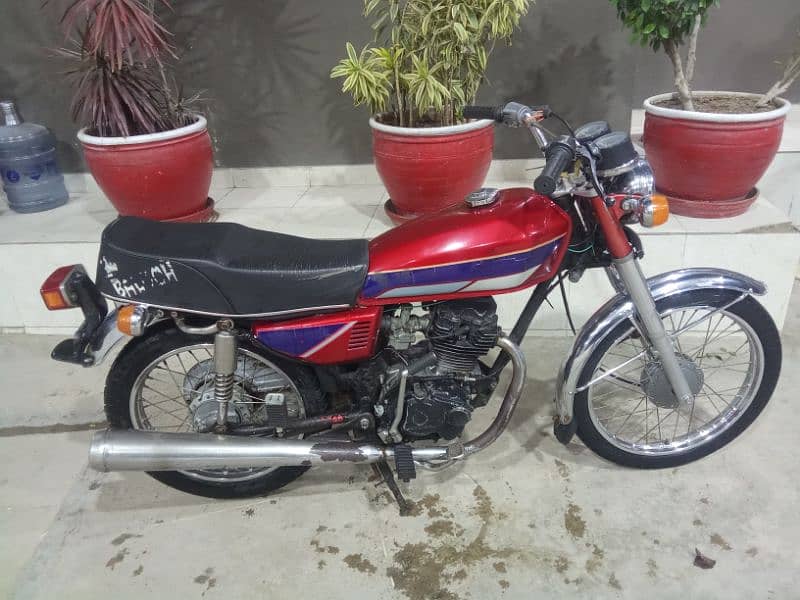 I'm selling my bike Honda 125 totally genuine condition 5