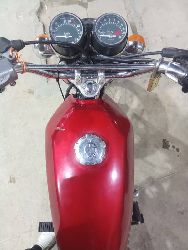 I'm selling my bike Honda 125 totally genuine condition 6