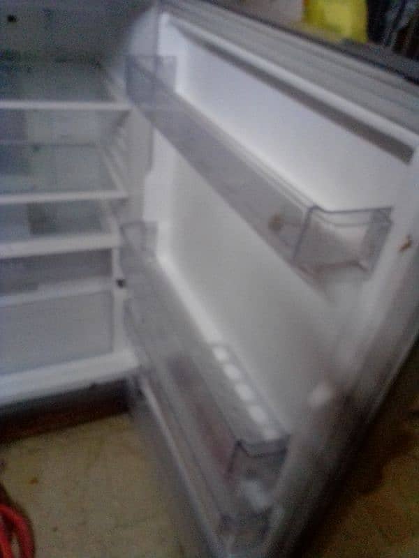 lg refrigerator good working condition 2