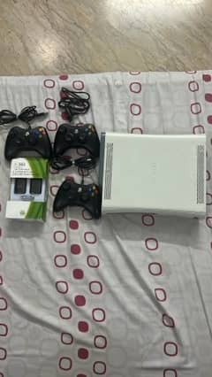 Xbox 360 Jasper model with 320gb hard drive with 3 controllers