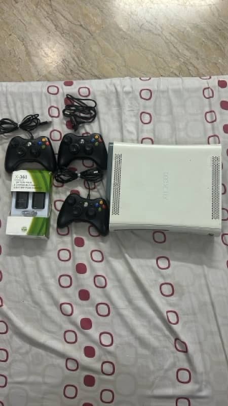 Xbox 360 Jasper model with 320gb hard drive with 3 controllers 0