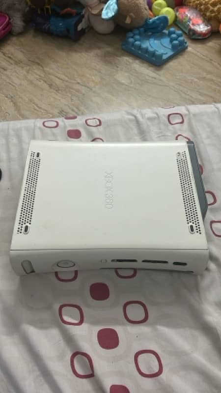 Xbox 360 Jasper model with 320gb hard drive with 3 controllers 2