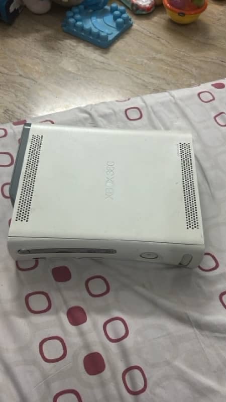 Xbox 360 Jasper model with 320gb hard drive with 3 controllers 4