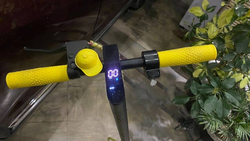 CRONY Electric Scooter Almost New 0