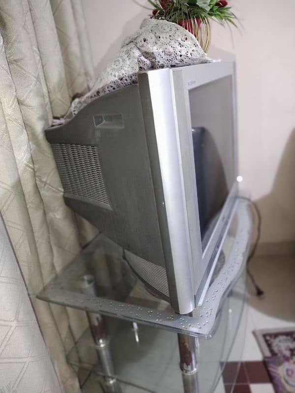 LG TV with trolley in very good condition 2