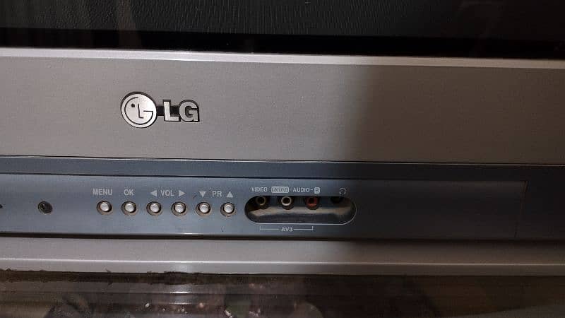 LG TV with trolley in very good condition 4