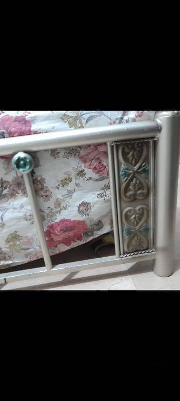 Good  ek dum okay bed mattress  or dressing table 3