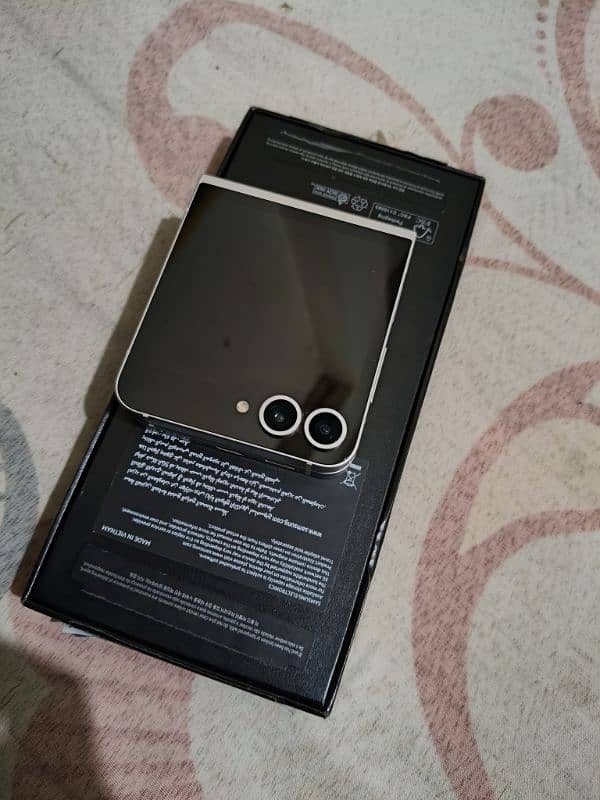 Samsung Galaxy Z flip 6 Complete box 3