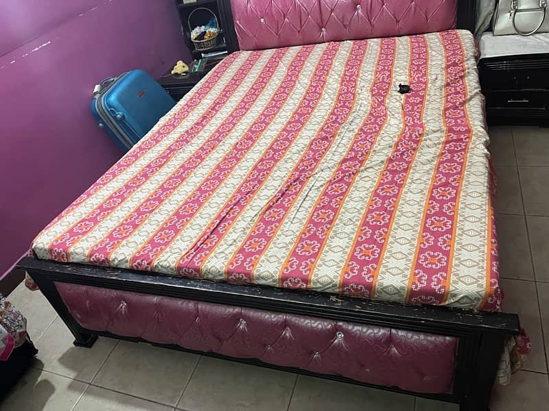 Queen size bed with mattress side table and dressing table 2