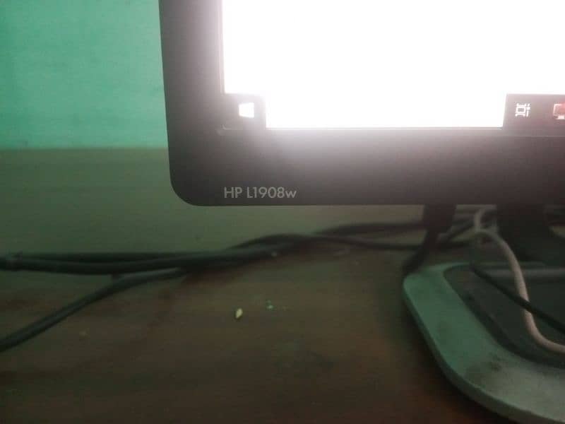 HP 19 inch LCD (available 10/10) 4