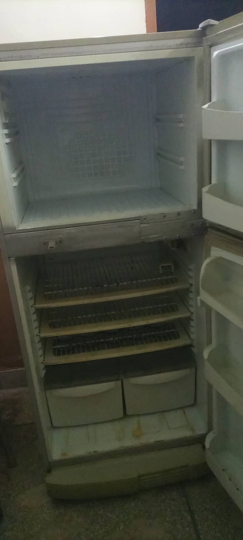 Ek fridge ha . Condition a little bit rough ha but ok ha . 1