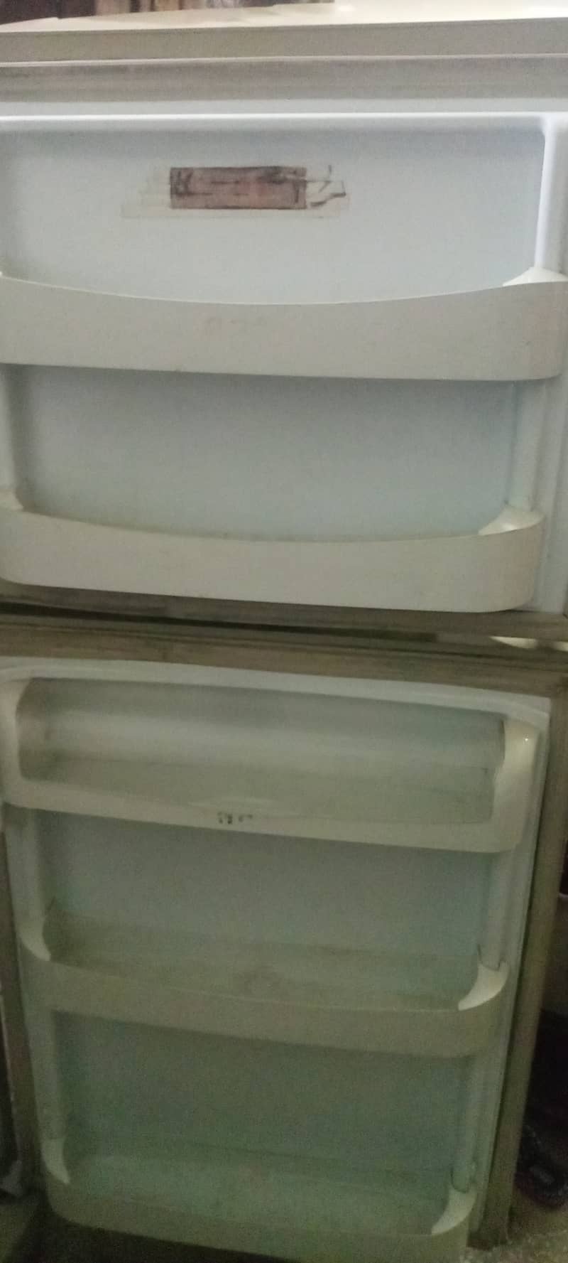 Ek fridge ha . Condition a little bit rough ha but ok ha . 2