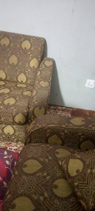 7 seater Sofa set . Good condition  no damage no foam issue . 0