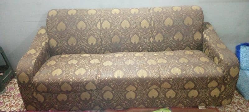 7 seater Sofa set . Good condition  no damage no foam issue . 1