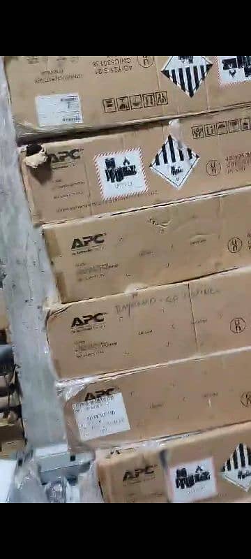 APC ONLINE SRT 1KVA BRAND NEW WITH LITHIUM BATTERY 2